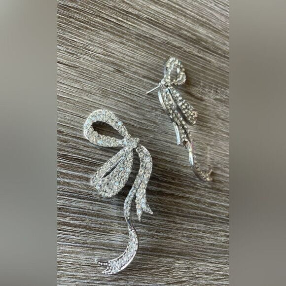 Half bow rhinestone earrings A107 - Picture 3 of 4